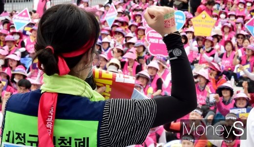 [머니S포토]주먹 불끈 쥔 학교 비정규직 노동자