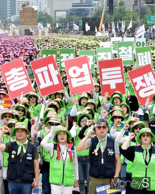 [머니S포토] 광화문 광장 떠나갈듯 외치는 비정규직 철폐