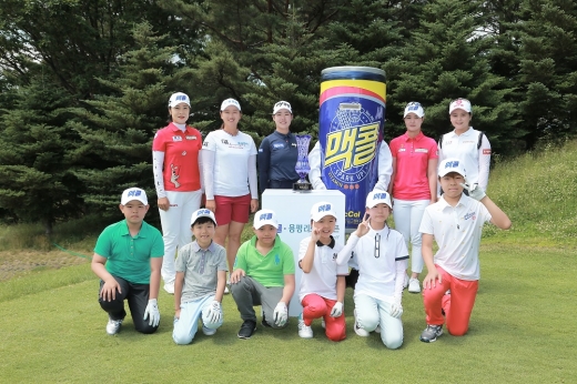 왼쪽부터 KLPGA 프로골퍼 윤슬아, 박채윤, 조정민, 최은송, 최혜진과 유소년 골퍼들