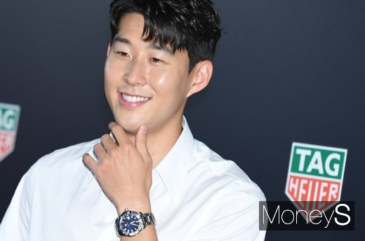 [머니S포토] 손흥민 '제 시계 어때요?'