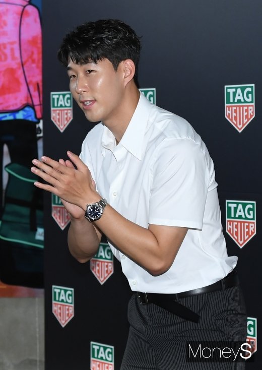 [머니S포토] 손흥민 '국가대표 박수로 마무리~'