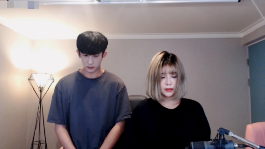 우창범(왼쪽)과 BJ 서윤. /사진=아프리카TV 방송 화면 캡처   