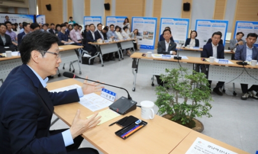 경상남도가 지방자치단체로서는 최초로 '제3회 혁신현장 이어달리기' 행사를 개최했다./사진제공=경남도   