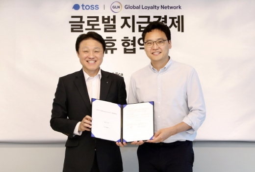 한준성(왼쪽) KEB하나은행 미래금융그룹 부행장과 이승건 비바리퍼블리카 대표가 3일 서울 역삼동에 위치한 아크플레이스 빌딩에서 전략적 파트너십 구축을 위한 업무협약을 체결한 뒤 기념촬영을 하고 있다./사진=KEB하나은행