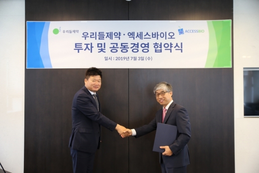 박희덕 우리들제약(좌) 대표, 최영호 엑세스바이오 대표(우)./사진=우리들제약