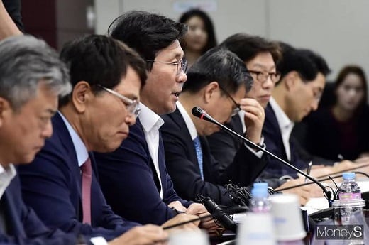 성윤모 산업통상자원부 장관(왼쪽 세번째)이 지난 1일 서울 종로 한국무역보험공사에서 열린 수출상황점검 회의에서 일본의 반도체와 디스플레이 핵심 재료 수출 규제 대한 정부 공식입장을 발표하고 있다.  / 사진=머니S 임한별 기자.
