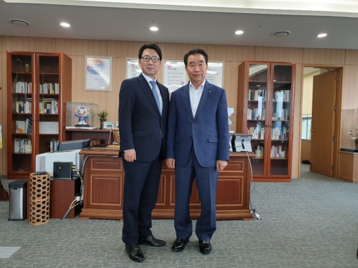 최종환 파주시장(왼쪽)이 지난 3일 한국도로공사 본사에서 이강래 사장과 면담 자리를 가졌다. / 사진제공=파주시