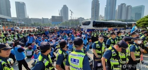 고공농성을 톨게이트 수납원들과 대치 중인 경찰. /사진=머니투데이    
