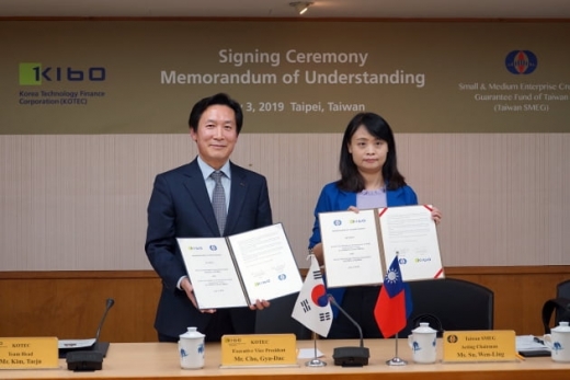 조규대 기술보증기금 전무(왼쪽)와 수원링 대만 중소기업신용보증기금 이사장은 3일 업무협약 체결식을 가졌다./사진=기술보증기금