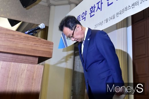 이우석 코오롱생명과학 대표에 4일 프레스센터에서 투약환자 안전관리 종합대책 기자간담회에 앞서 공식적으로 사과를 표명했다./사진=임한별 기자