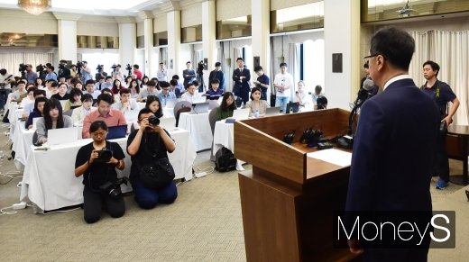 [머니S포토] 취재진 앞에 선 이우석 코오롱생명과학 대표