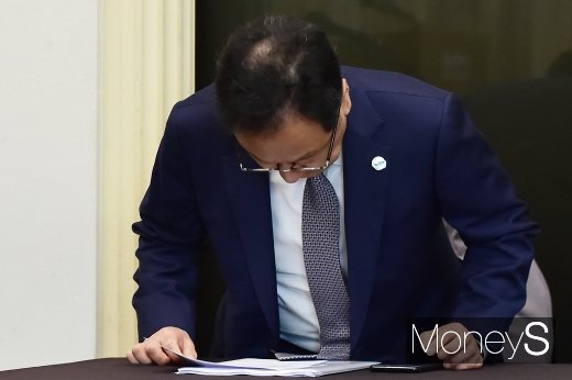 [머니S포토] 이우석 코오롱생명과학 대표, 무거운 마음으로...