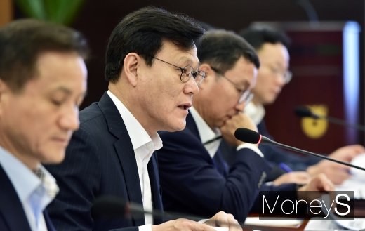 최종구 금융위원장(왼쪽에서 두번째)이 4일 서울 중구 농협중앙회에서 열린 상호금융권 국민체감 금융서비스 활성화 간담회에서 모두발언을 하고 있다./사진=임한별 기자