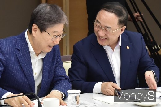 [머니S포토] 하반기 경제정책방향 기업인 간담회에서 만난 부총리와 삼성맨