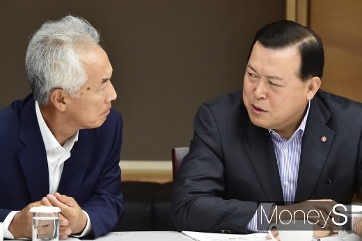 [머니S포토] 하반기 경제정책방향, 의견 나누는 황각규-박용하