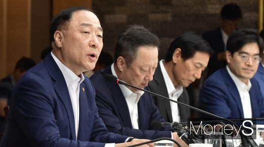 [머니S포토] 기업인들과 하반기 경제정책방향 논의하는 홍남기 부총리