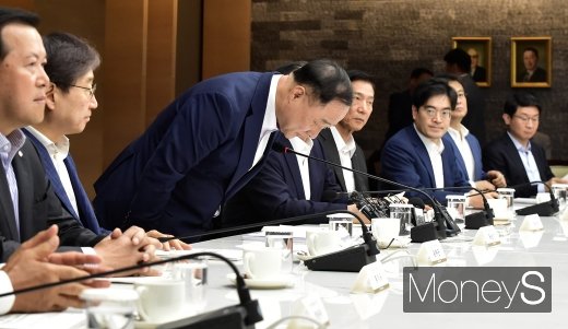 [머니S포토] 기업인들에게 인사하는 홍남기 부총리