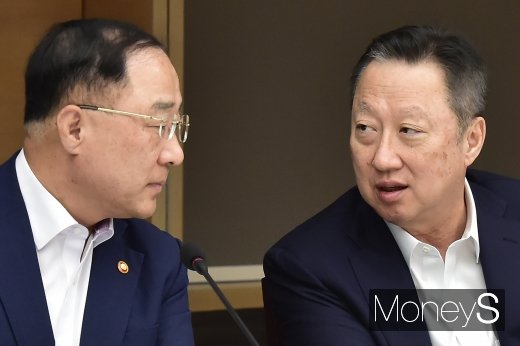 [머니S포토] 하반기 경제정책방향 의견 나누는 홍남기-박용만