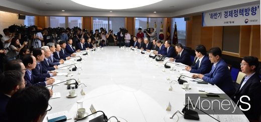 [머니S포토] 하반기 경제정책은 어디로 향할까