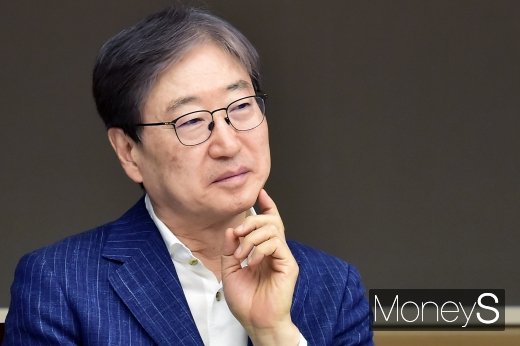 [머니S포토] 귀 기울이는 윤부근 삼성전자 부회장