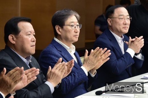 [머니S포토] 박수치는 홍남기 부총리와 주요 기업 대표들