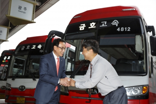 이덕연 금호고속 사장(왼쪽)은 매일 아침 운수사원을 격려하고 안전 운행을 당부하고 있다./사진=금호고속 제공.