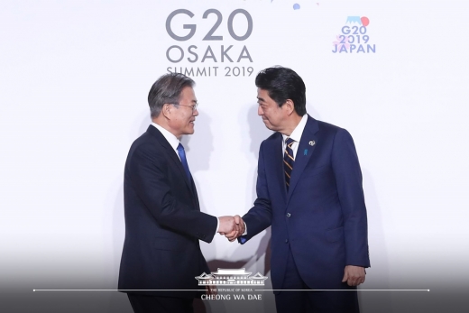 문재인 대통령이 지난달 28일 인텍스 오사카에서 열린 G20 정상회의 공식환영식에서 의장국인 일본 아베 신조 총리와 악수하고 있다. /사진=청와대 페이스북