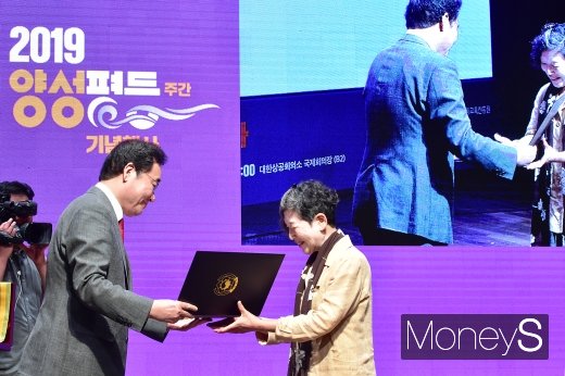 [머니S포토] 양성평등 유공자 시상하는 이낙연 총리