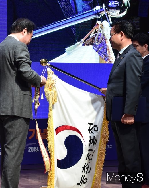 [머니S포토] '대통령 단체표상' 하는 이낙연 총리