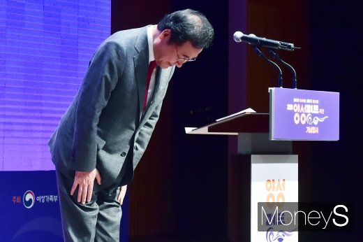 [머니S포토] 양성평등주간 기념식서 인사하는 이낙연 총리
