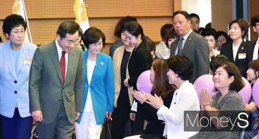 [머니S포토] 입장하는 이낙연 총리와 내외빈
