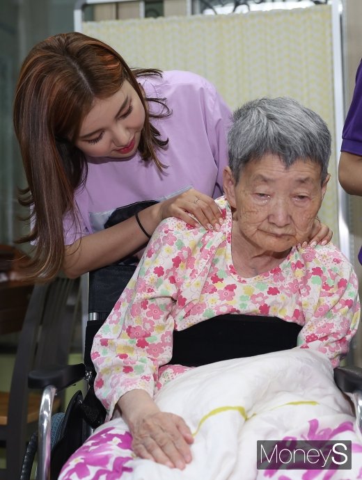 [머니S포토] 송가인 '어르신 건강하세요~'