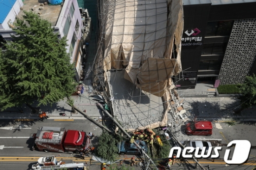 4일 서울 서초경찰서 및 소방당국에 따르면 이날 오후 2시24분쯤 서초구 잠원동 신사역 인근에서 리모델링을 위해 공사 중인 건물 지지대가 일부 파손돼 한쪽 외벽이 무너졌다. /사진=뉴스1
