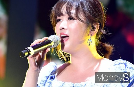 [머니S포토] 정미애 '꾀꼬리 같은 노래~'