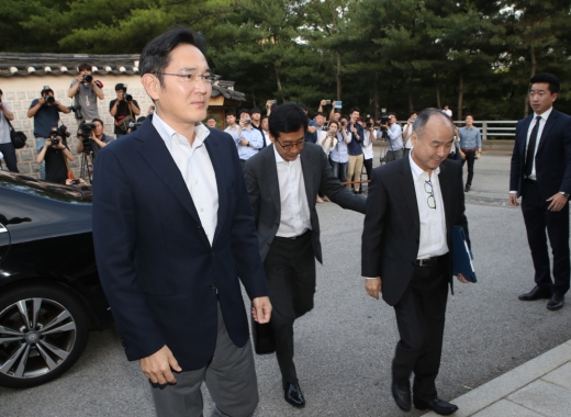 이재용 삼성전자 부회장과 손정의 일본 소프트뱅크 회장이 4일 오후 서울 성북구 한국가구박물관으로 국내 기업 총수들과의 만찬 회동을 위해 함께 도착하고 있다. / 사진=뉴스1 박정호 기자