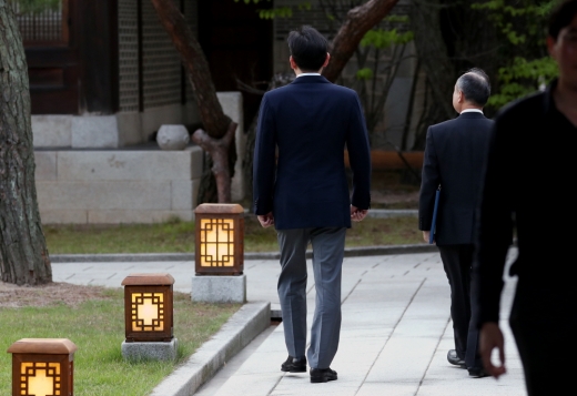 이재용 삼성전자 부회장과 손정의 일본 소프트뱅크 회장이 4일 오후 서울 성북구 한국가구박물관으로 국내 기업 총수들과의 만찬 회동을 위해 함께 도착해 안으로 향하고 있다. / 사진=뉴스1 박정호 기자