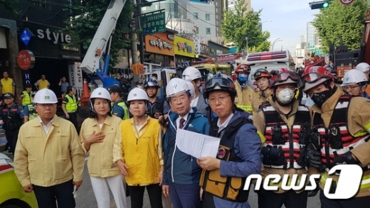 지난 4일 오후 서초구 잠원동 붕괴사고 현장에서 상황보고를 받고 있는 박원순 서울시장(가운데). /사진=뉴스1