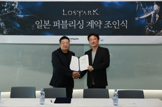 지원길 스마일게이트 RPG 대표(오른쪽)와 이상엽 게임온 대표가 조인식 후 기념사진을 찍고 있다. /사진=스마일게이트 RPG