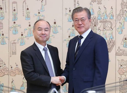 문재인 대통령이 4일 청와대 본관에서 손정의 일본 소프트뱅크 회장을 만나 악수하고 있다. / 사진=뉴시스 DB.