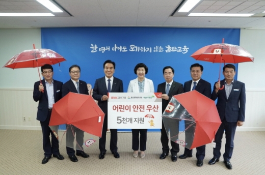 (중앙 왼쪽에서) 3번째 BNK금융그룹 김지완 회장, 4번째 울산광역시 교육청 노옥희 교육감, 5번째 초록우산어린이재단 배익철 울산본부장./사진제공=부산은행 