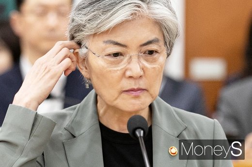 [머니S포토] 생각에 잠긴 강경화 외교 장관