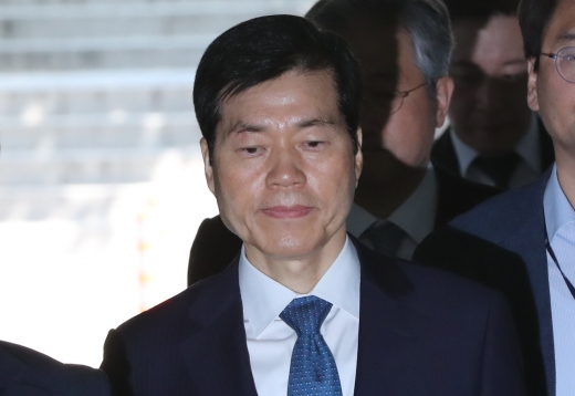 삼성바이오로직스 분식회계와 관련한 증거인멸을 지시한 혐의를 받는 김태한 삼성바이오 대표이사가 24일 오전 서울 서초구 서울중앙지방법원에서 열린 구속 전 피의자심문(영장실질심사)에 출석하고 있다. /사진=허경 기자