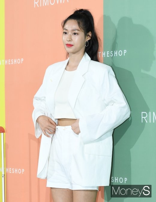 [머니S포토] 설현, 살짝 드러난 복근