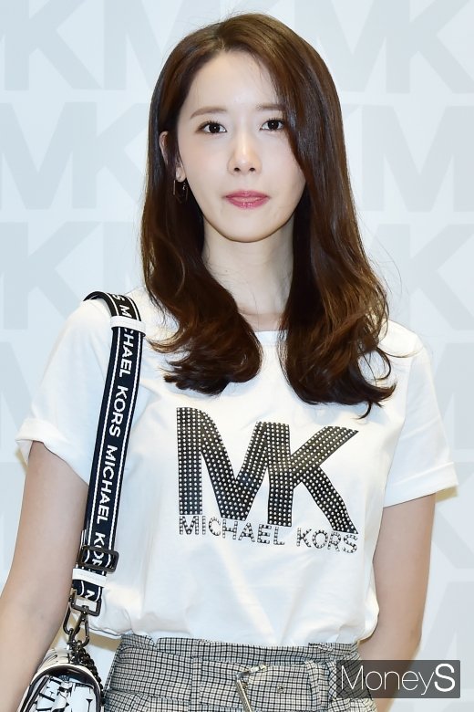 [머니S포토] 하남에 등장한 윤아, 수줍게 혀 낼름