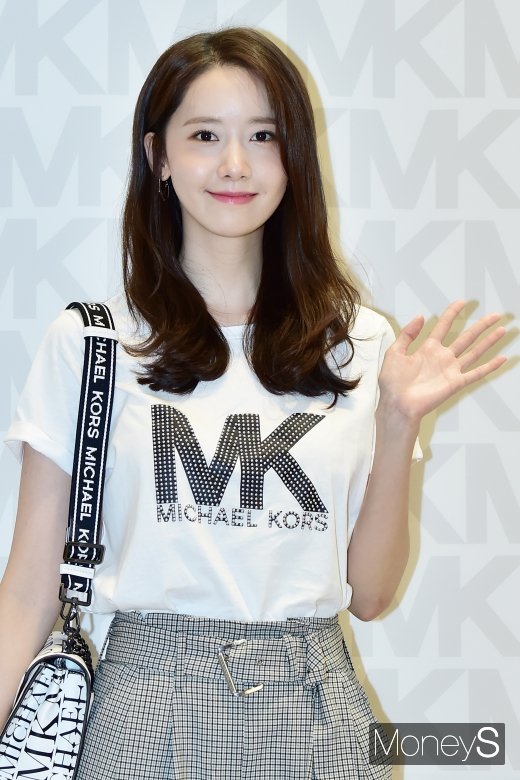 [머니S포토] 수줍은 미소 머금은 윤아
