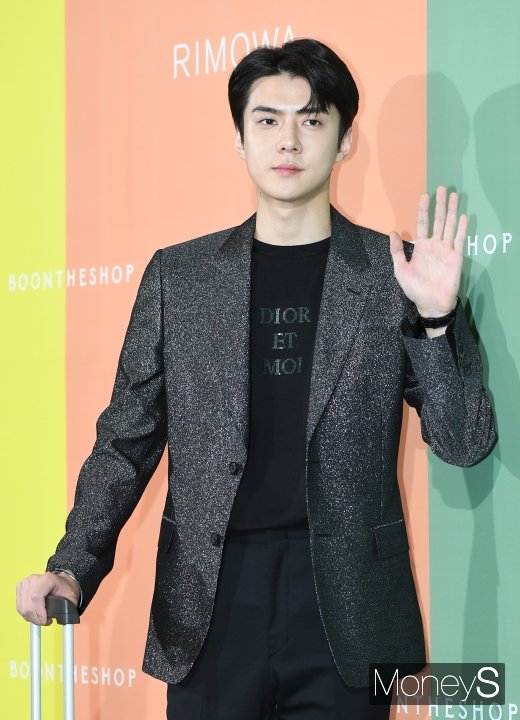 [머니S포토] 엑소 세훈 '여심 흔드는 손인사'