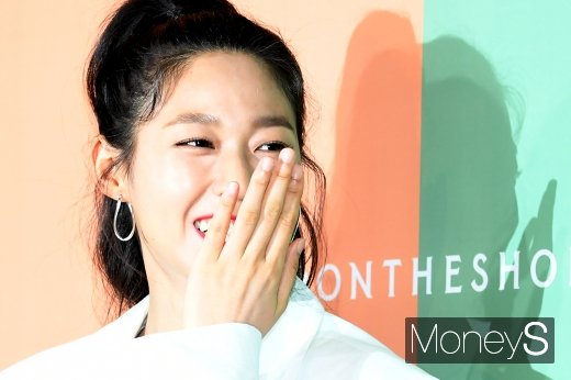 [머니S포토] 설현 '플래시 세례에 수줍은 미소'
