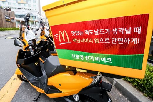 맥도날드, 친환경 전기바이크 도입 등 환경보전 공로로 환경부 장관 표창 수상