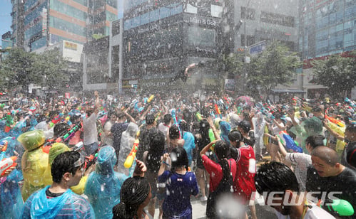지난해 열린 신촌 물총축제. /사진=뉴시스    