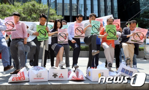 한국중소상인자영업자총연합회 회원 등이 5일 오전 서울 종로구 옛 주한 일본대사관 앞에서 일본의 무역보복 규탄 기자회견을 열고 일본 제품 판매중지 및 불매운동을 선언하며 일본제품의 브랜드명이 붙어있는 종이상자를 밟는 퍼포먼스를 하고 있다./사진=뉴스1DB